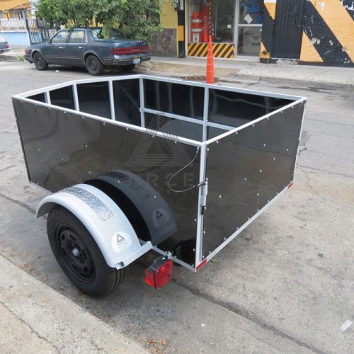 Caja abierta diseño especial en punta con puerta trasera a una hoja