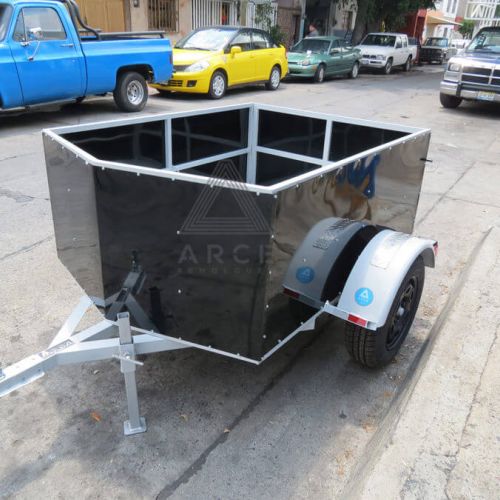 Caja abierta diseño especial en punta con puerta trasera a una hoja