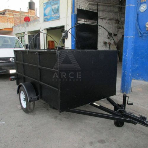 Caja abierta con aros para enlonar, rampa trasera y piso de lámina antiderrapante