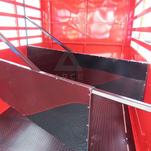 Remolque para dos caballos con divisiones centrales, diseñado para dejar las divisiones a un costado para meter un RZR