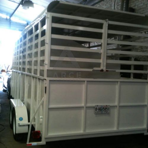 Remolque fabricado para 4 caballos con caseta frontal