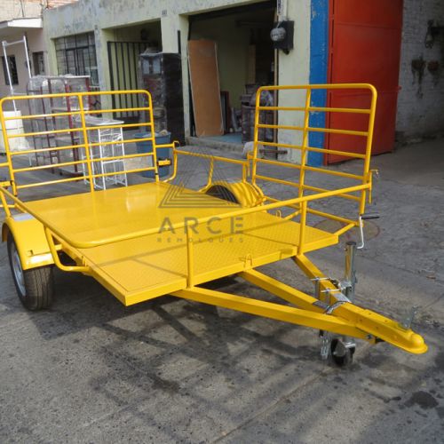 Remolque ligero tipo plataforma con rampa lateral y trasera