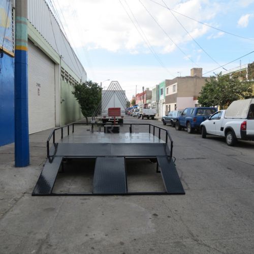 Remolque de diseño especial fabricado para transporte de bagón de tren tirado por su winch frontal