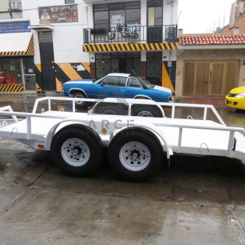 Remolque tipo plataforma de cama baja de gran capacidad con cola de castor para facilitar la subida