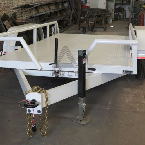 Remolque tipo plataforma de cama baja de gran capacidad con cola de castor para facilitar la subida