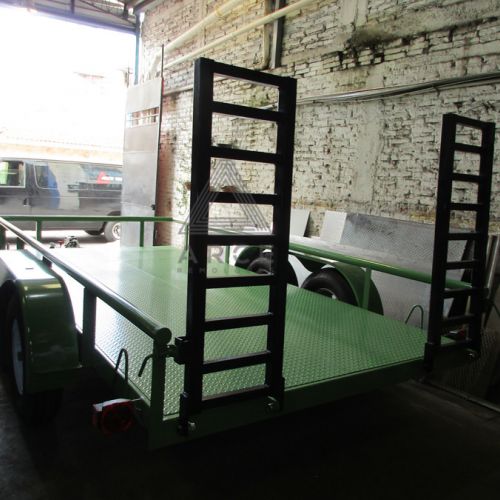 Remolque tipo plataforma de ancho máximo para transporte de maquinaria con frenos hidráulicos