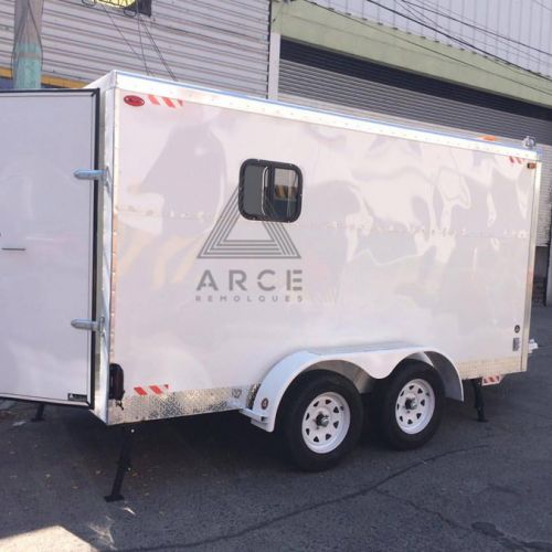 Caja seca fabricada para consultorio móvil con caja doble para cuarto de control. Conexiones eléctricas, caja de control, terminados en aluminio antiderrapante, ventilación y molduras en todo el remolque