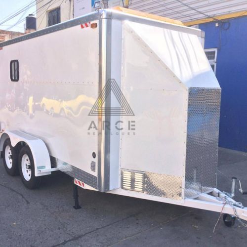Caja seca fabricada para consultorio móvil con caja doble para cuarto de control. Conexiones eléctricas, caja de control, terminados en aluminio antiderrapante, ventilación y molduras en todo el remolque