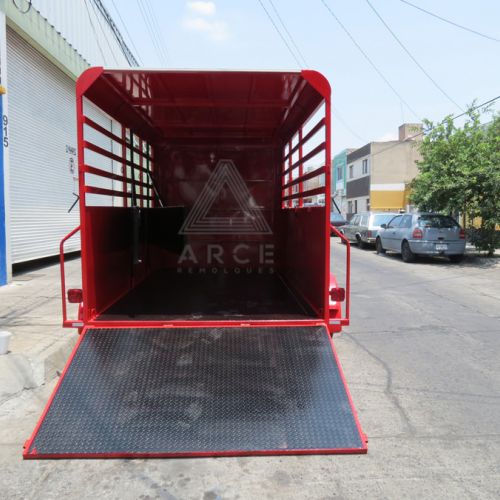 Remolque fabricado para transportar dos caballos con opción a sujetar las divisiones centrales para subir un RZR