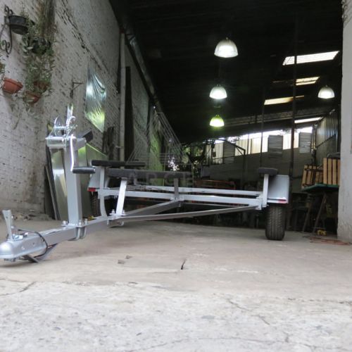 Remolque para lancha inflable con estructura desarmable para economizar espacio