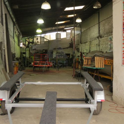 Remolque para lancha inflable con estructura desarmable para economizar espacio