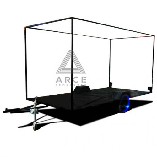 Remolque diseñado para colgar anuncios publicitarios