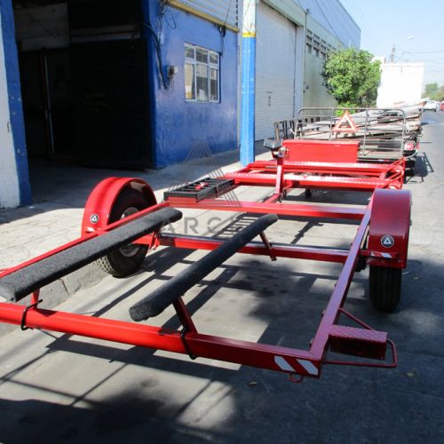 Remolque diseñado para llevar una cuatrimoto al frente y un Jetsky en la parte trasera del remolque