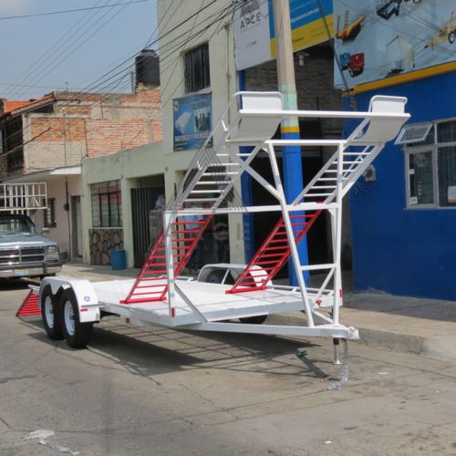 Remolque de diseño especial para exhibición de RZR a dos colores con rampas desmontables.