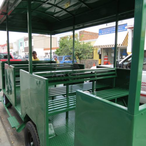 Remolque en quinta rueda diseñado para transporte turístico dentro de un fraccionamiento