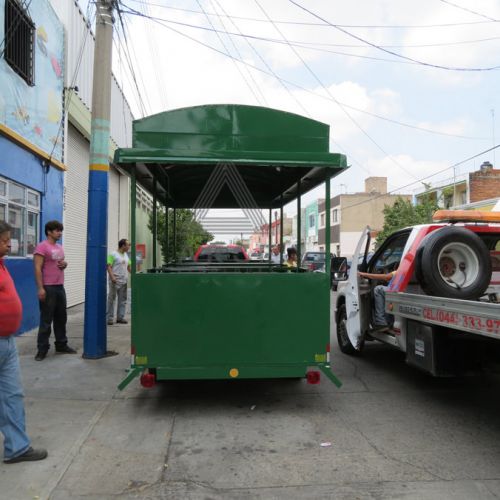 Remolque en quinta rueda diseñado para transporte turístico dentro de un fraccionamiento